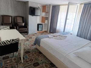 TV a/nebo společenská místnost v ubytování Şirin Hotel