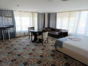 Postel nebo postele na pokoji v ubytování Şirin Hotel