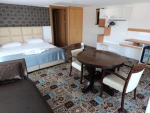 Postel nebo postele na pokoji v ubytování Şirin Hotel