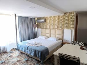Postel nebo postele na pokoji v ubytování Şirin Hotel
