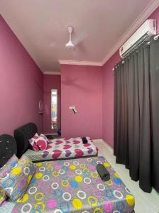 Ένα ή περισσότερα κρεβάτια σε δωμάτιο στο Zh Homestay Besut
