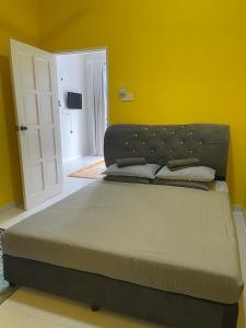 Ένα ή περισσότερα κρεβάτια σε δωμάτιο στο Zh Homestay Besut