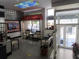 TV a/nebo společenská místnost v ubytování Şirin Hotel
