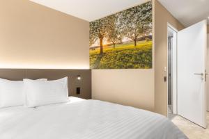 Tempat tidur dalam kamar di b_smart motel Amriswil