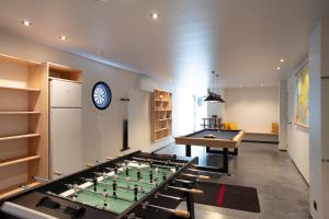a play room with a foos ball and a table at Au Coin Quatorze in Poperinge