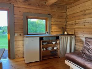 Kuchyň nebo kuchyňský kout v ubytování Lakeside cabin with saunas, hot-tub options