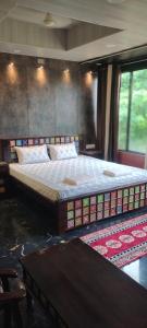 Sukh Sagar Hotel客房内的一张或多张床位