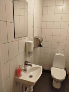 Phòng tắm tại Charlottsborgs Camping och Vandrarhem +66 ảnh