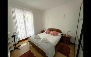 Ένα ή περισσότερα κρεβάτια σε δωμάτιο στο Katty House - Dizzasco Lake Como