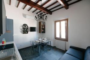a living room with a table and a couch at Casa del borgo antico in Poggibonsi