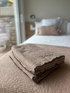 ein Handtuch am Bettrand in der Unterkunft Apartament SUITES vista mar Sa Tuna in Begur