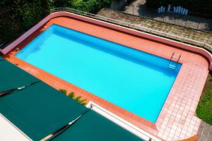 コモにあるJOIVY Villa Sofia Wonderful 2-bed flat with lake viewsの青い水のプールの俯瞰図