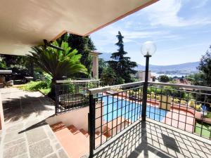 コモにあるJOIVY Villa Sofia Wonderful 2-bed flat with lake viewsのプールを望むバルコニー