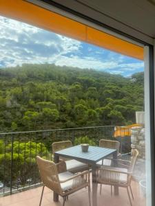 ein Tisch und Stühle auf einem Balkon mit Aussicht in der Unterkunft Apartament SUITES vista mar Sa Tuna in Begur