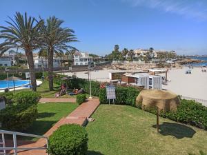 - Vistas a un complejo con playa y piscina en Apartamento en la playa de Cala Capitán -Cabo Roig- Orihuela Costa, en Orihuela