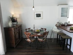 Dapur atau dapur kecil di Charming Countryside Chalet
