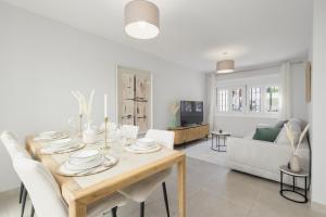 Μια τηλεόραση ή/και κέντρο ψυχαγωγίας στο Townhouse, recently renovated and 200m from La Cala beach, in Mijas Costa