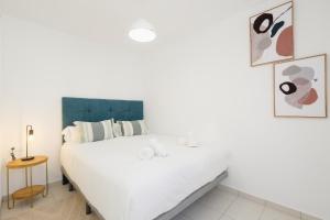 Ένα ή περισσότερα κρεβάτια σε δωμάτιο στο Townhouse, recently renovated and 200m from La Cala beach, in Mijas Costa