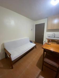 Postel nebo postele na pokoji v ubytování One Oasis Condotel by Dhebs