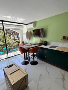 TV a/nebo společenská místnost v ubytování Le Patios , piscine plage terrain tennis