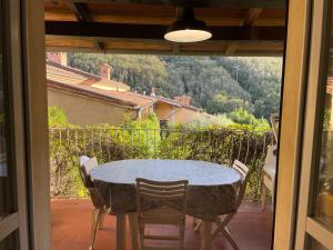 a table and chairs on a balcony with a view at Mare e natura a Nisportino in Casa Castagno