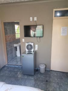 Μια τηλεόραση ή/και κέντρο ψυχαγωγίας στο Delapaix Guest lodge +6 φωτογραφίες