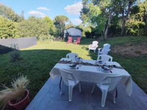 a white table and chairs in a yard at La Maison Vanista in Albi