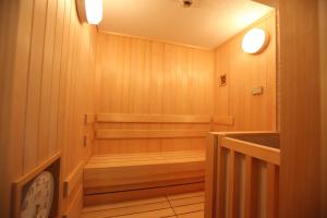 una sauna con paneles de madera y un reloj en la pared en Urban Hotel Kyoto Nijo Premium en Kioto
