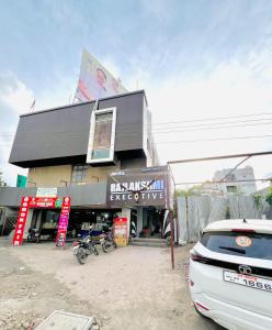 un bâtiment avec une voiture garée devant dans l'établissement Hotel rajlaxmi executive, à Aurangabad
