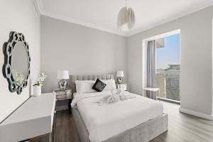 Cama o camas de una habitación en FIRST CLASS 3BR with full BURJ KHALIFA and FOUNTAIN VIEW