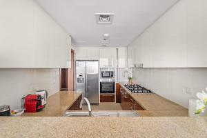 Una cocina o zona de cocina en FIRST CLASS 3BR with full BURJ KHALIFA and FOUNTAIN VIEW