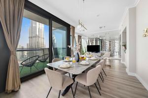 TV a/nebo společenská místnost v ubytování FIRST CLASS 3BR with full BURJ KHALIFA and FOUNTAIN VIEW