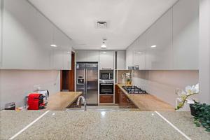 Una cocina o zona de cocina en FIRST CLASS 3BR with full BURJ KHALIFA and FOUNTAIN VIEW