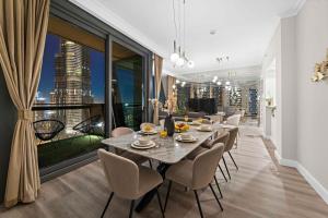 Posezení v ubytování FIRST CLASS 3BR with full BURJ KHALIFA and FOUNTAIN VIEW