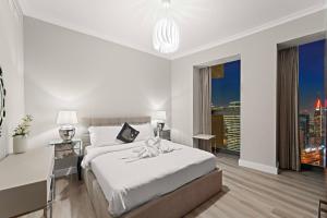 Cama o camas de una habitación en FIRST CLASS 3BR with full BURJ KHALIFA and FOUNTAIN VIEW