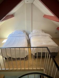 two beds in a room with a attic at Anda in Zandvoort