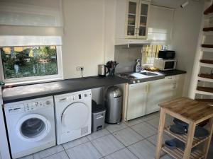 a kitchen with a washer and dryer in it at Anda in Zandvoort +1 photo