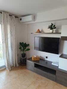 Μια τηλεόραση ή/και κέντρο ψυχαγωγίας στο La Llar45 , Relájate junto al mar +40 φωτογραφίες