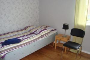 un letto in una stanza con due sedie e un tavolo di 4 room apartment in the middle of the city centre a Luleå