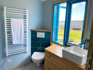 Koupelna v ubytování Schäferwagen Tiny House auf dem Friesenhof + 37 fotografií