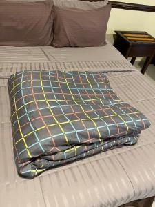 En eller flere senge i et værelse på Damai Laut Holiday Apartment