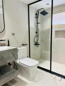 Ένα μπάνιο στο AL HUWAILAT DELUXE APPARTMENT +5 φωτογραφίες