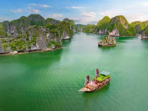 un barco en un río con muchas islas de piedra caliza en Sunlight Boutique Cruise 69, en Cat Ba 10 fotos más