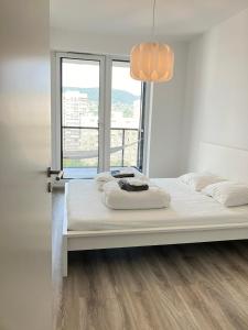 Ένα ή περισσότερα κρεβάτια σε δωμάτιο στο Waterfront City apt Buda Hills Views&Free parking