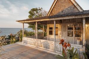Una casa antigua con una gran terraza junto al mar. en Dolce Vita Nusa Penida, en Nusa Penida