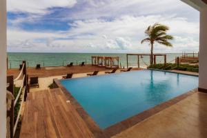 ein Swimmingpool mit Blick auf das Meer in der Unterkunft Perfect Beach Location For Families And Weddings in Cancún