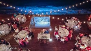 Eine Gruppe von Menschen, die bei einer Hochzeit an Tischen sitzen. in der Unterkunft Perfect Beach Location For Families And Weddings in Cancún + 130 Fotos