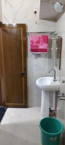 Bany a Hotel Raju Homestay Ayodhya 150 Meters from Shree Ram Janmbhoomi Temple 200 Meters from Ayodhya Dham Railway Station