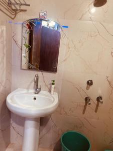 Bany a Hotel Raju Homestay Ayodhya 150 Meters from Shree Ram Janmbhoomi Temple 200 Meters from Ayodhya Dham Railway Station