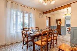 una sala da pranzo con tavolo e sedie di La Couture - Campagne Normande - Proximité Pont-Audemer a Saint-Mards-de-Blacarville Altre 10 foto